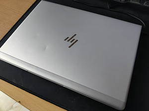 HP EliteBook 830 G5 + kott (1 foto / 2)