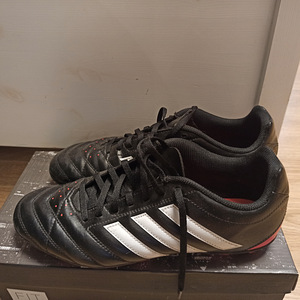 Adidas jalgpallisaapad 42,5 (1 foto / 2)