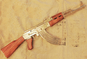 Kuldsest AK-47 Kalashnikovi automaadi koopia (1 foto / 3)