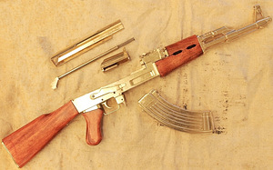 Kuldsest AK-47 Kalashnikovi automaadi koopia (3 foto / 3)