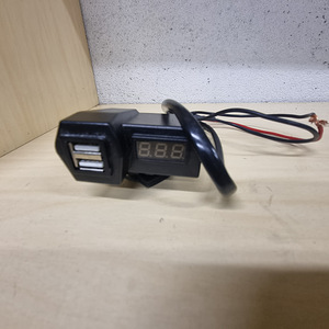 2 Usb и вольтметр (4 фото из 4)