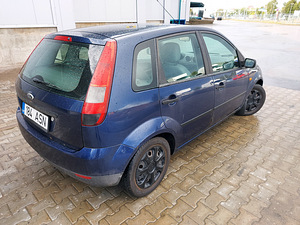 Ford Fiesta manuaal bensiin 650 tingi (6 foto / 8)