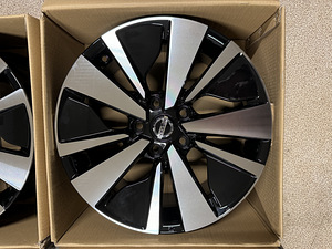 17" Nissan новые диски 5x114,3 (5 фото из 7)
