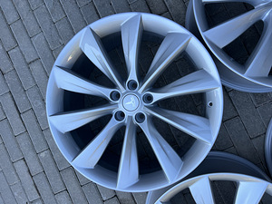 21" оригинальные колеса Tesla 5x120