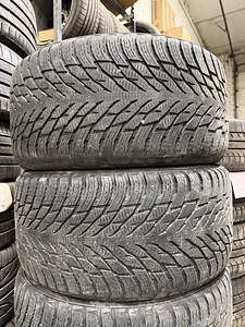 285/40/20 шины Nokian с шипами 5-6мм (3 фото из 5)