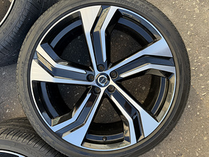 22" оригинальные диски Volvo XC90 5x108 + летние шины 7мм (3 фото из 10)