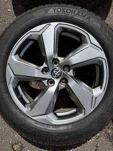 18" оригинальные диски Toyota 5x114,3 + шипованные шины 225/60/18 (4 фото из 9)