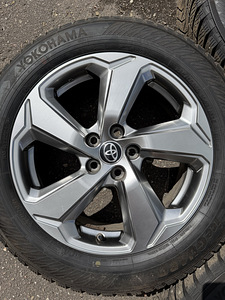 18" оригинальные диски Toyota 5x114,3 + шипованные шины 225/60/18 (6 фото из 9)