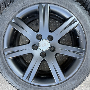 17" оригинальные диски Audi 5x112 + шипованные шины 235/45/17 (7 мм)