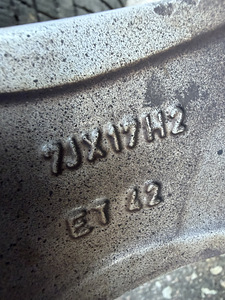 17" оригинальные диски Audi 5x112 + шипованные шины 235/45/17 (7 мм) (9 фото из 10)
