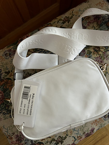 Guess (3 foto / 3)
