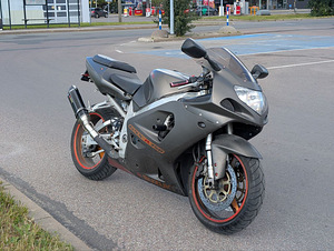 Suzuki gsx 750 r (1 foto / 4)