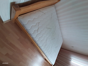Продать кровать с матрасом (3 фото из 3)