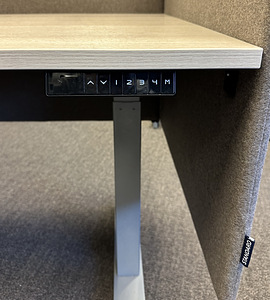 Standard kontori/arvutilaud mootoriga ja kapiga. Saadavus 8 (4 foto / 5)