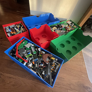 Lego tükid karbis (1 foto / 4)
