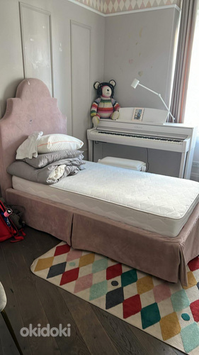 Детская кроватка с матрасом и ящиком для белья (фото #1)