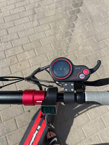 UUS!Elektritõukeratas Kugoo Kirin M4, must/punane (8 foto / 10)