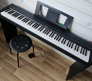 YAMAHA P-45B digitaalne klaver koos alusega (1 foto / 2)