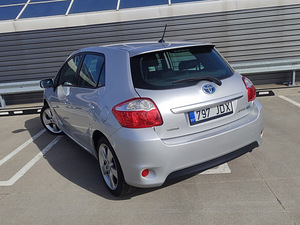 Toyota Auris Hybrid (4 foto / 12)