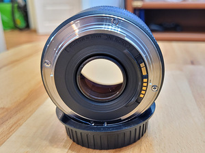 Canon EF 50mm F/1.8 (2 foto / 3)