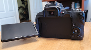 Canon 200D + 18-55mm IS STM f/4-5.6 + 2x Neewer LP-E17 аккумулятора (8 фото из 10)