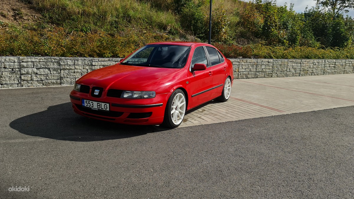 Laura Sinklerning onlayn pornosi: Ehtirosning narxi Kiyinish xonasida bir qizga qarash