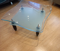 Стеклянный стол