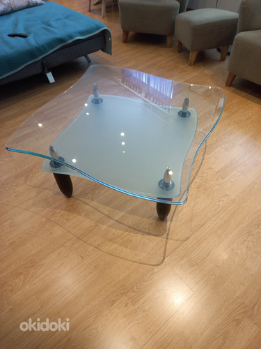 Стеклянный стол (фото #1)