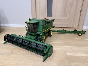 BRUDER John Deere T670i 1:16 (1 foto / 8)