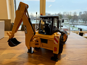 BRUDER Ekskavaator-laadur JCB 5CX 1:16 (5 foto / 7)
