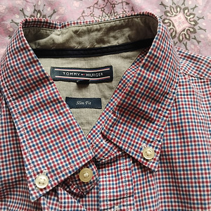 Meeste mustad teksad ja särk Tommy Hilfiger. (3 foto / 6)