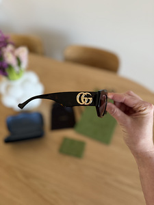 Солнечные очки Gucci (3 фото из 10)