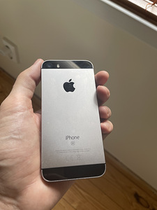 iPhone SE 2016 (1-го поколения) (2 фото из 2)