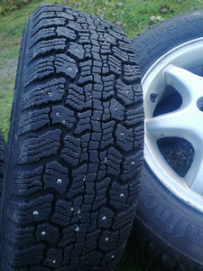 Шипованные шины + диски 175/65 r14 (3 фото из 3)