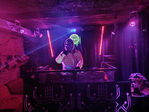 DJ