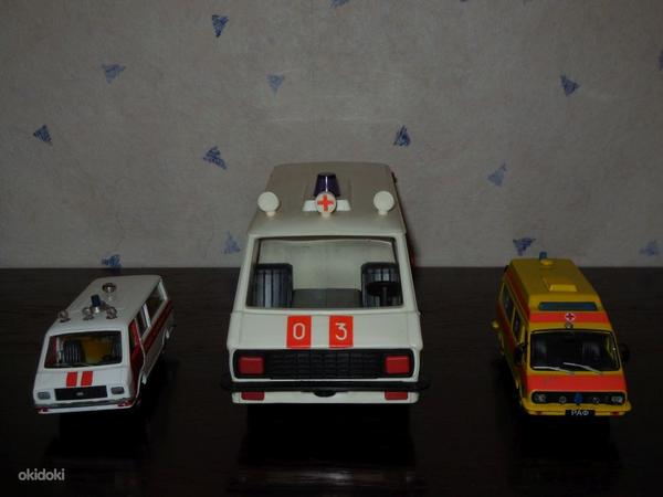 Veneaegne kiirabi mänguauto koos karbiga suur. skaala 1:18 (foto #1)