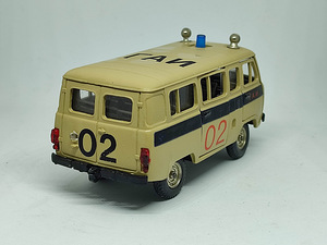 Mudelauto UAZ 452B miilits. A41. USSR. Karbis. 1:43 (4 foto / 10)