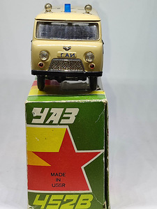 Mudelauto UAZ 452B miilits. A41. USSR. Karbis. 1:43 (10 foto / 10)