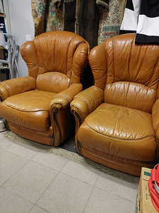 Nahkdiivan ja kaks tugitooli. (2 foto / 2)