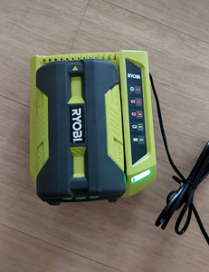Зарядное устройство Ryobi + аккумулятор (4 фото из 4)