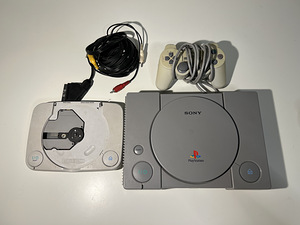 PLAY STATION 1 / ONE (1 foto / 2)