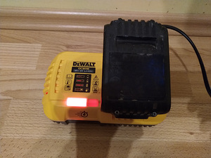 Dewalt laadija DCB118 (2 foto / 2)