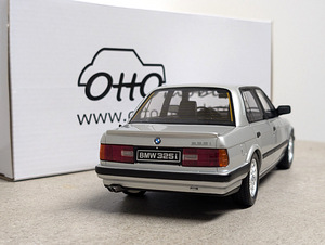Модель автомобиля BMW E30 седан 1:18 (4 фото из 4)