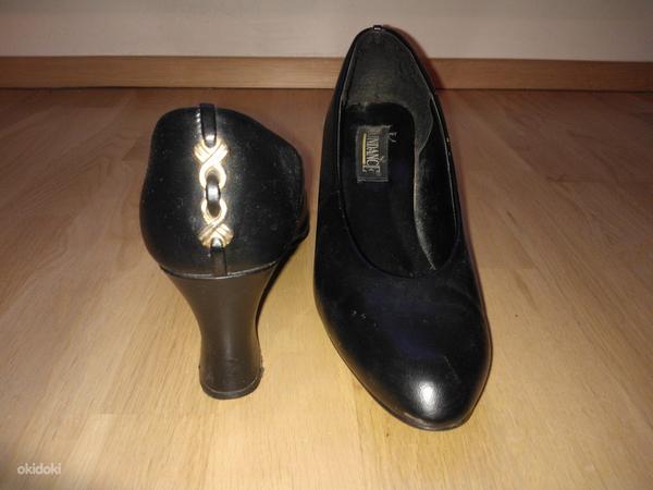 Pidulikud mustad kontsaga naiste kingad (foto #3)