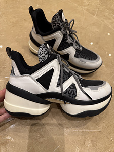 MICHAEL KORS , размер 9,5M (1 фото из 9)