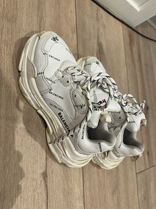 Balenciaga Triple-S (3 foto / 3)
