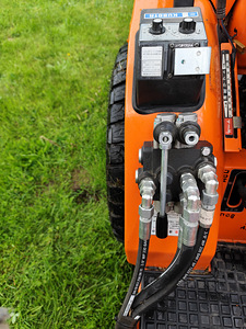 Jaapani väiketraktor Kubota B1-15 hüdraulilise lumesahaga (7 foto / 10)
