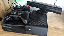 XBOX360 slim E 500gb / Kinect / 2 joystick / 18 games