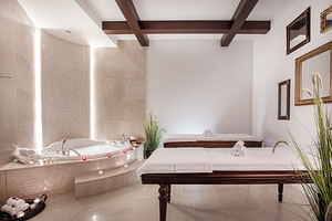 CHARISMA DE LUXE HOTEL (8 foto / 10)