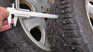 Зимние шины 215/55R16 и оригинальные диски Volvo 7J×16×49 (8 фото из 8)